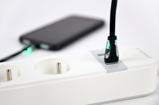 Gembird Inteligentna listwa zasilająca Tuya 4 gniazda 2xUSB-A 1xUSB-C biała