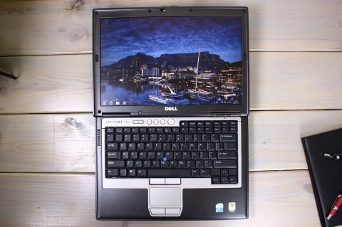 LAPTOP DELL D620 C2D 2GB 80HDD DVD RS232 WIFI USB